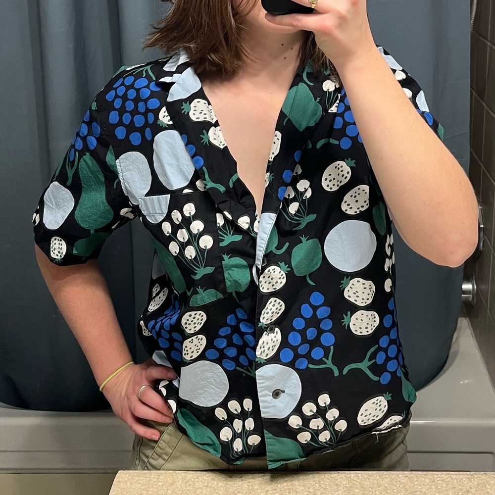 Uniqlo x marimekko Fruit patterned button down cropped shirt - Picture 5 of 5